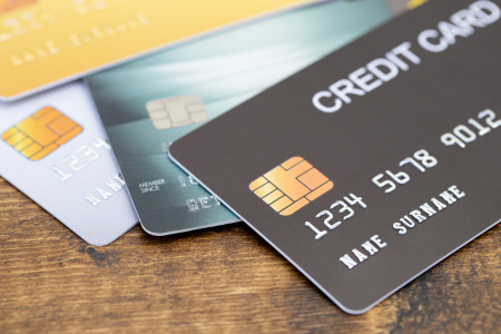 副業初心者におすすめのクレジットカード3枚を並べたイメージ画像。楽天カード、PayPayカード、三井住友カード(NL)を紹介