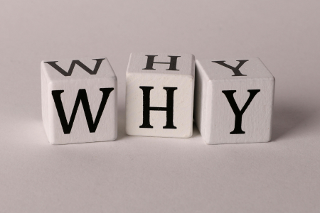 WHYの文字が書かれたサイコロのイメージ画像。副業にクレジットカードが必要な理由を問いかける場面を象徴