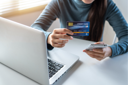 Apple Payに登録するクレジットカードを選んでいる人物のイメージ