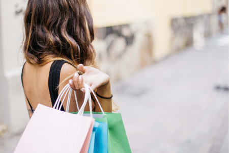 PayPayカードを活用してたくさん買い物をする女性のイメージ