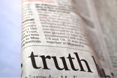 「truth(真実)」と書かれた新聞のイメージ画像。クレジットカードの無料の仕組みや裏側にあるお金の流れを知ることの重要性を象徴