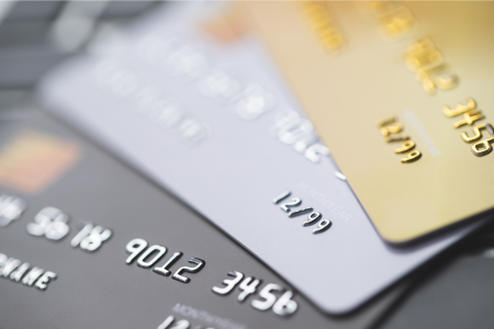 審査が不安な人でも作りやすいクレジットカードの種類を示すイメージ