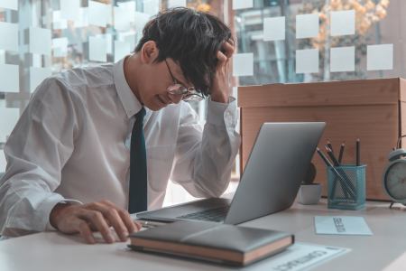 クレジットカードの審査に不安を感じて頭を抱えている人物のイメージ