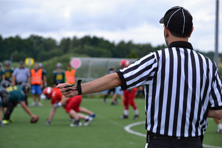 楽天カードの発行ルールを示すイメージとして、判定を下す審判の姿