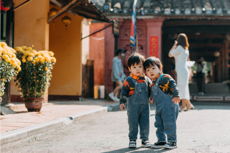 楽天カードを2枚持つことをイメージさせる、そっくりな双子の人物のイメージ