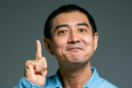 楽天カードとPayPayカードの使い分けを提案するおじさんのイメージ