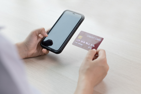 スマートフォンとクレジットカードでリボ払いを利用しているイメージ