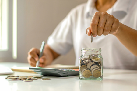 コツコツと小銭を貯金している人のイメージ。楽天ポイントを無駄なく貯める姿を象徴