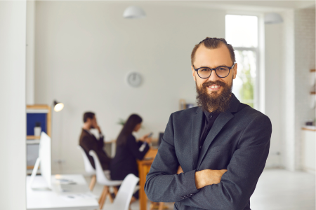 笑顔で語りかける物販会社の経営者のイメージ