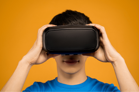 楽天ブラックカードを実際に使って得たリアルな体験を象徴する、VRメガネをつけて体験中の少年のイメージ画像
