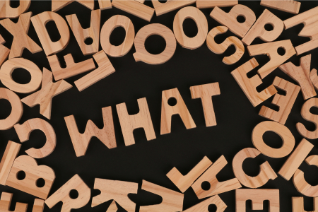 「WHAT?」と書かれた文字の画像
楽天のSPU(スーパーポイントアップ)の仕組みに疑問を抱く読者のイメージ
