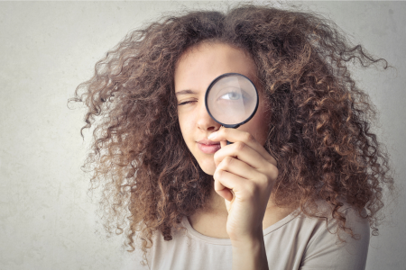 楽天カードの使い方や支出を確認している女性のイメージ