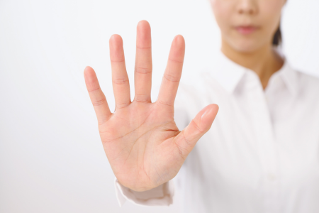 警告や注意喚起を示す「ストップ!」の手のジェスチャー画像。誤解やリスクに立ち止まって向き合う場面を視覚的に表現。